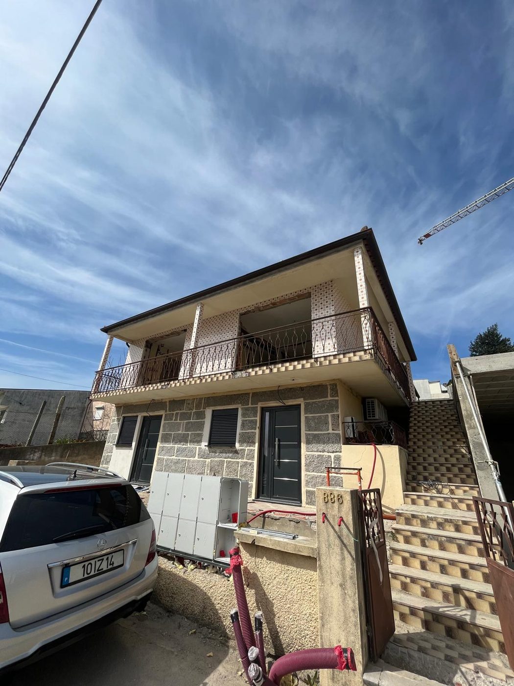Fachada da moradia antes da intervenção, em granito e azulejo