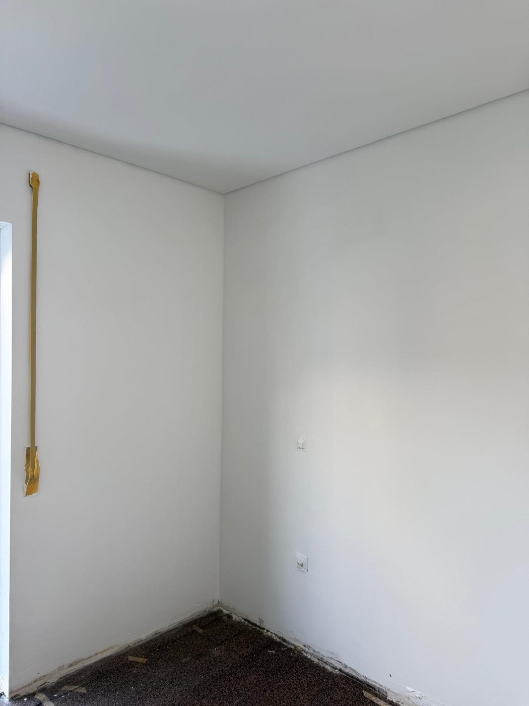 A mesma parede recuperada, lisa e pintada de branco