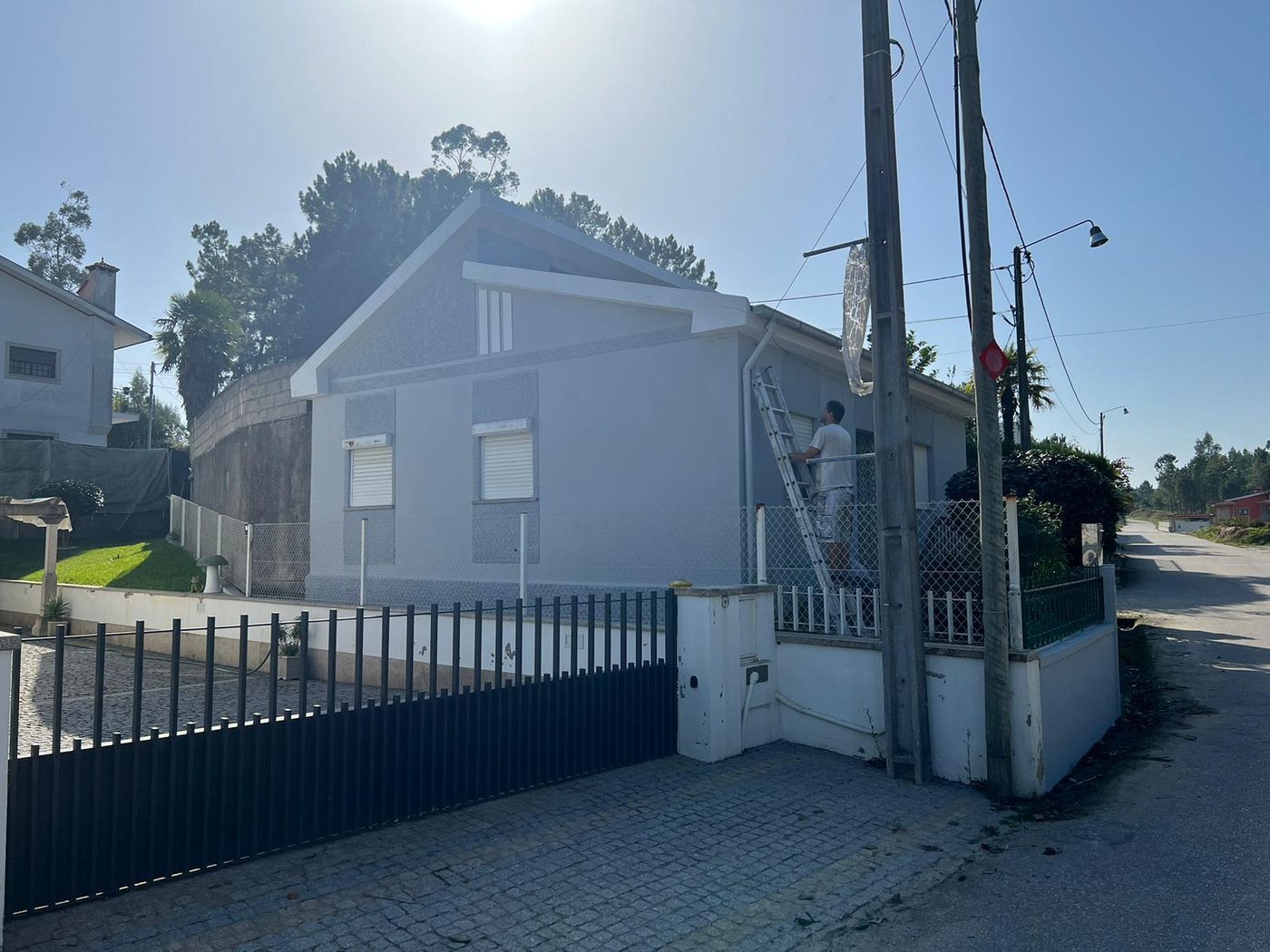 Moradia pintada de branco vista da rua
