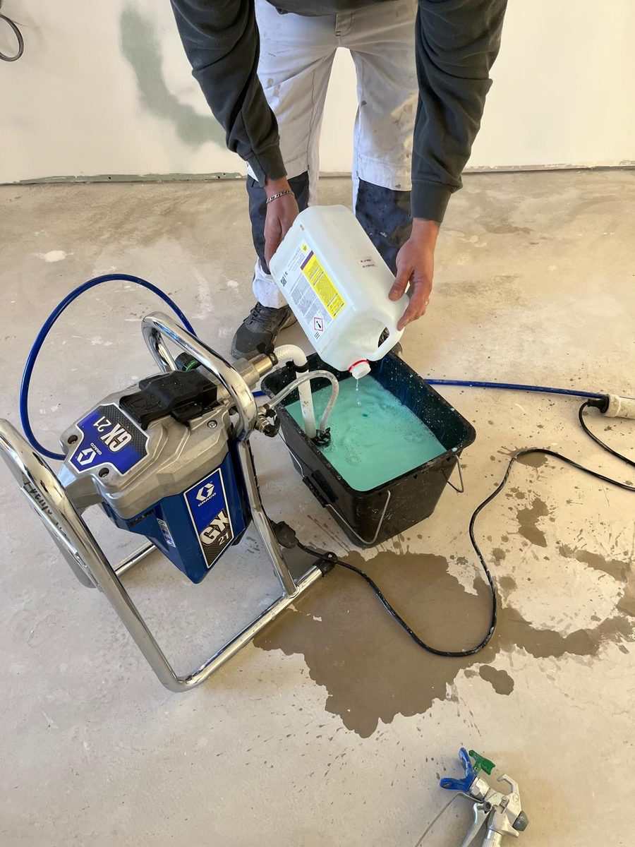 Máquina airless Graco a ser lavada no fim do trabalho